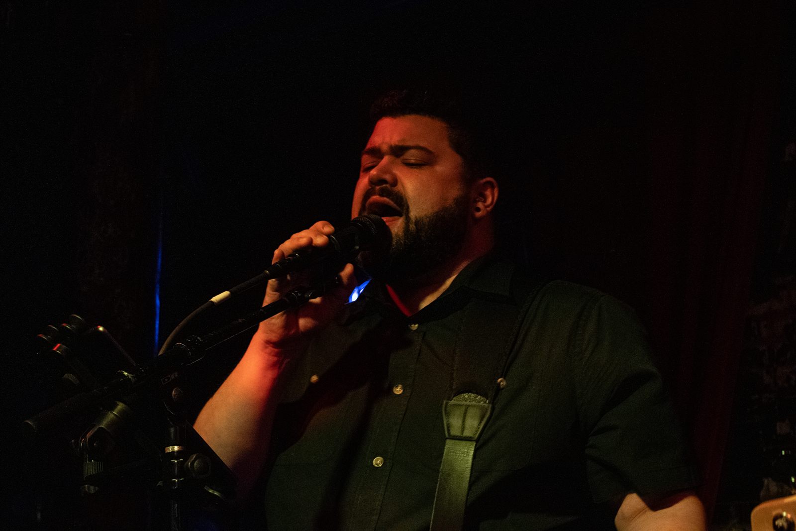 Tenderheds — the singer mid-vocal, eyes closed